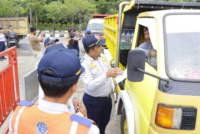 
 Urai Kemacetan, Dishub Tertibkan Antrean Kendaraan di SPBU Jalan Sengkawit