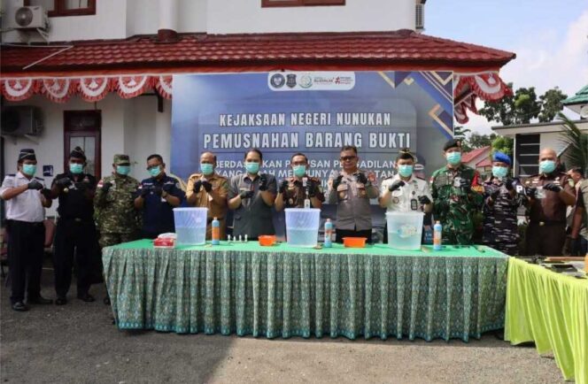 
 Hadiri Pemusnahan Barang Bukti di Kejari, Pemkab Nunukan Tegaskan Dukungan Penegakan Hukum