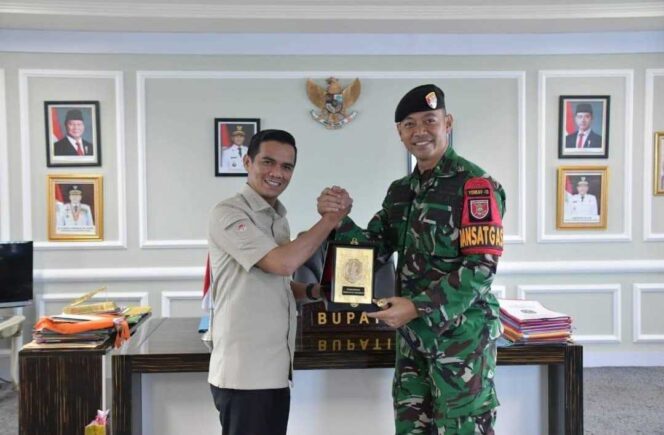 
 Perkuat Sinergi Perbatasan, Bupati Irwan Sabri Terima Kunjungan Kehormatan Dansatgas Pamtas RI-Malaysia