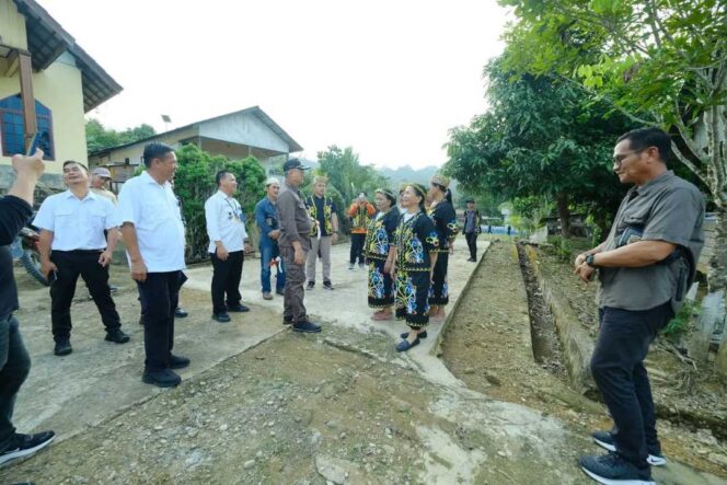 
 Bupati Wempi Sambangi Long Top, Sapa Masyarakat di Pedalaman Sungai Boh