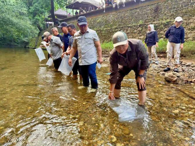
 Bupati Wempi Tebar 7.000 Bibit Ikan, Dukung Pengembangan Wisata Semolon