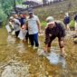 Bupati Wempi Tebar 7.000 Bibit Ikan, Dukung Pengembangan Wisata Semolon