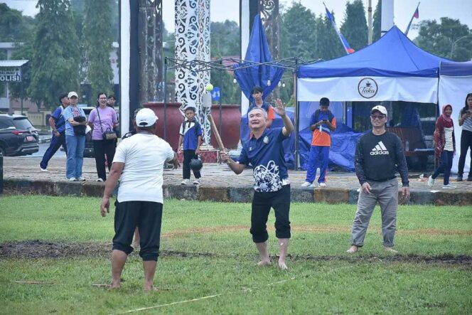 
 Bupati dan Wakil Bupati Malinau Kompak Ikuti serta Memeriahkan Perlombaan Tradisional Bola Kasti dalam rangka HUT ke-27 dan Irau Ke12 Malinau