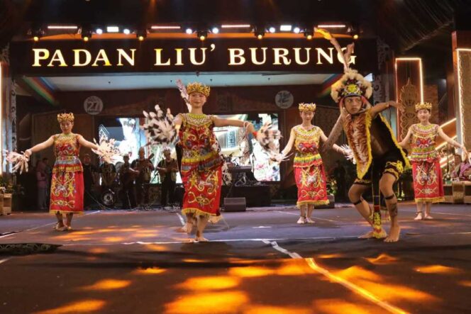 
 Hari Ketiga: Bupati Malinau Apresiasi Penari, Bangen Tavai Raih Juara Pertama Tari Tradisional Sampe’ di Irau Ke-12