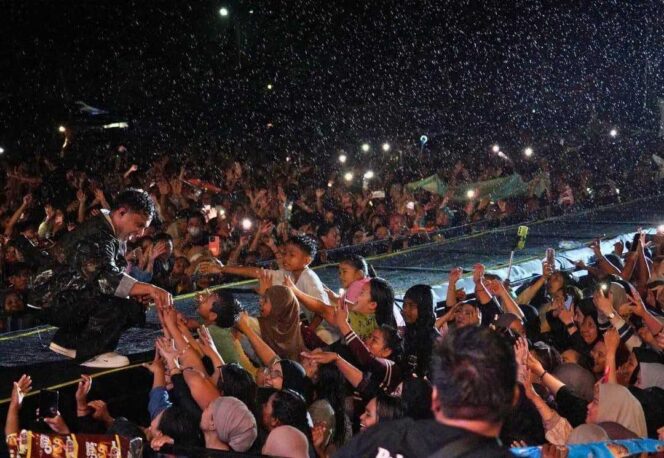 
 Hujan Angin, Silet Open Up Tetap Membuat Masyarakat Nunukan Tabola Bale