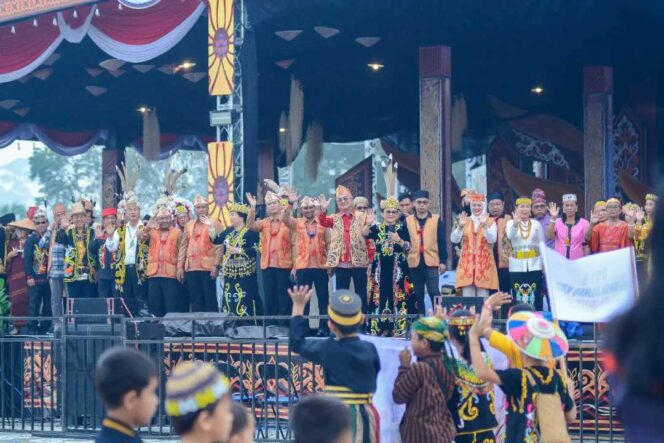 
 Lebih dari 25 Ribu Warga Malinau Meriahkan Pawai Budaya HUT Ke-27 dan Irau Ke-12 Kabupaten Malinau Tahun 2026