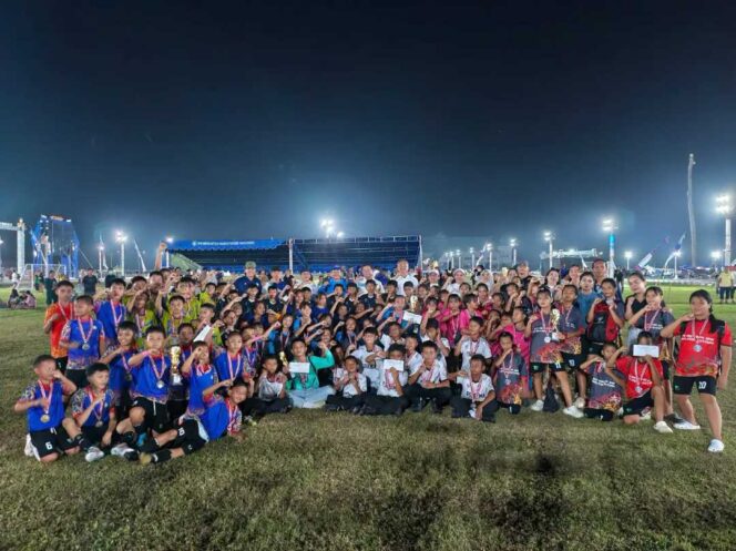 
 Mini Soccer BMC Liga Pelajar 2026 Tuntas, Bupati Wempi Berpesan Jago di Lapangan Juga Harus Berprestasi di Sekolah