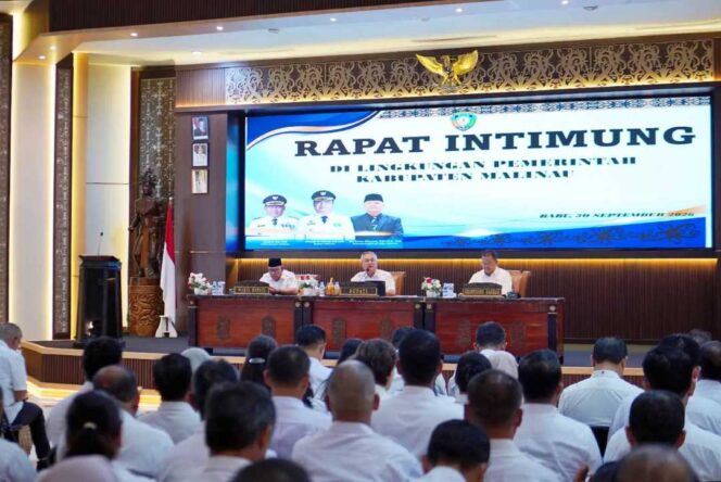 
 Pimpin Rapat Intimung, Bupati Wempi Pacu Kinerja OPD Bergerak Cepat, Tepat dan Terukur
