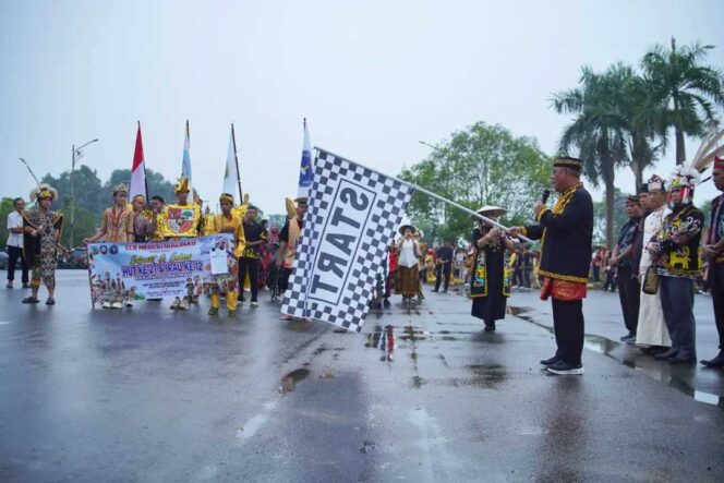 
 Satu Semangat Ribuan Langkah, Wabup Jakaria Melepas 25.408 Peserta Ramaikan Karnaval Budaya Irau ke-12 Malinau